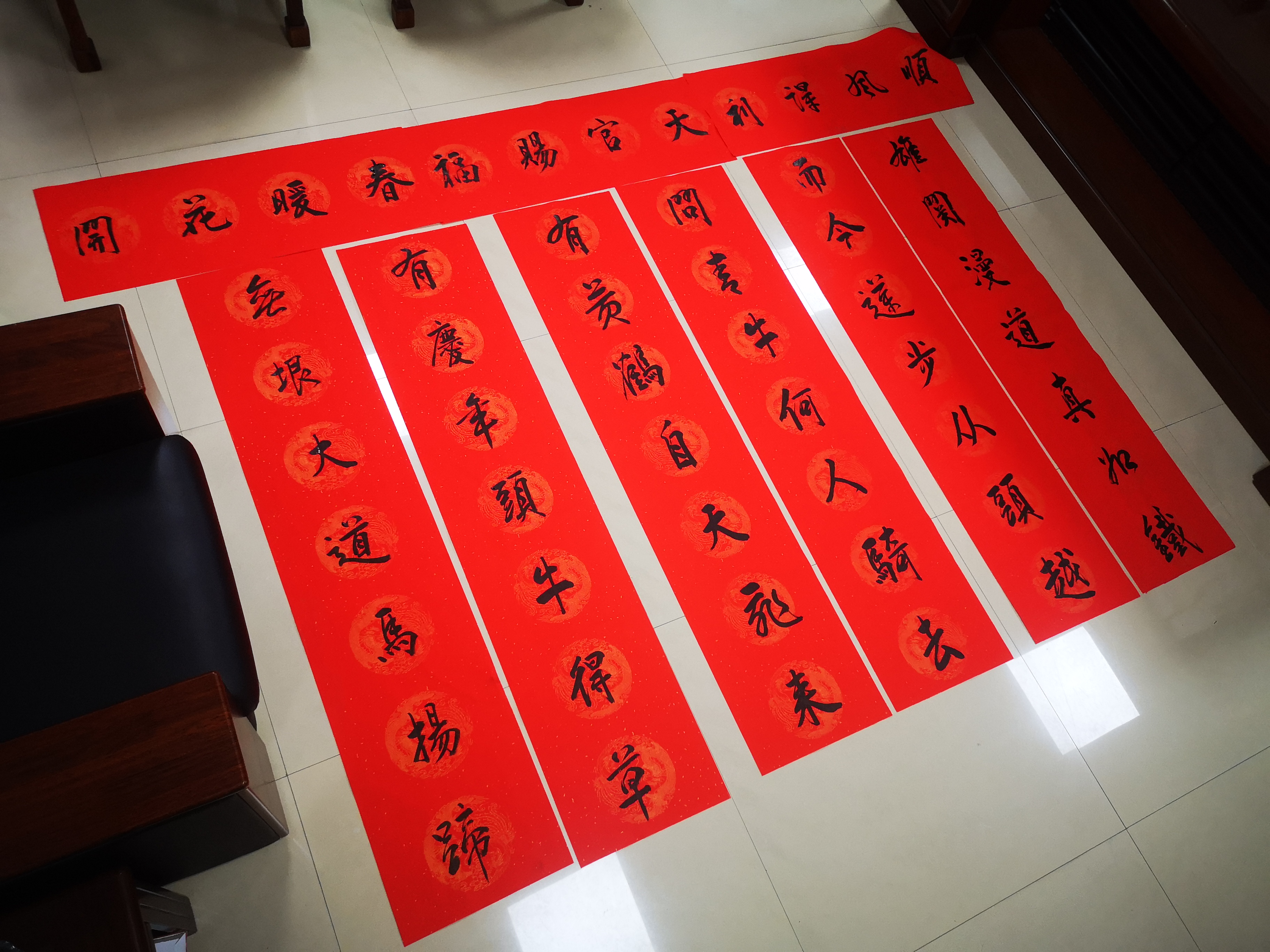 办公室人员写春联(图3)